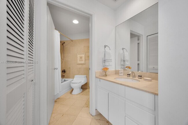 Building Photo - 888 Brickell Key Dr