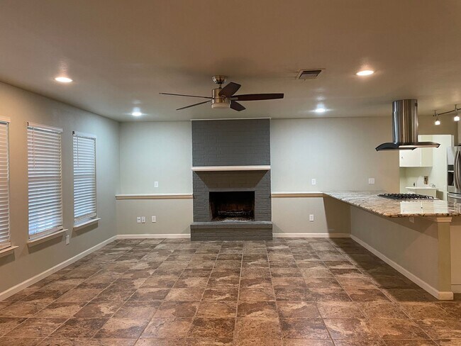 Building Photo - 1.5 Miles to Gruene / Fridge, Washer & Dryer Included / 2 Living Areas / Tons of Space / No Carpe...