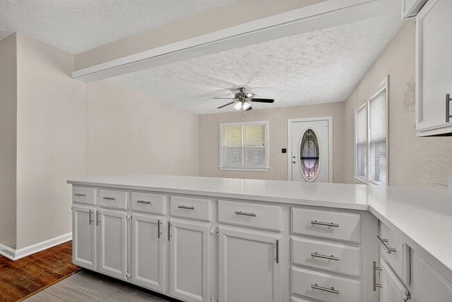 Building Photo - Freshly Updated Home in Warren Township