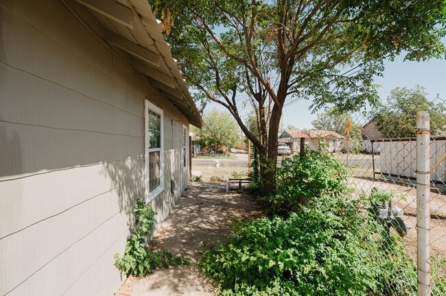 Building Photo - 1322 N Lincoln Ave