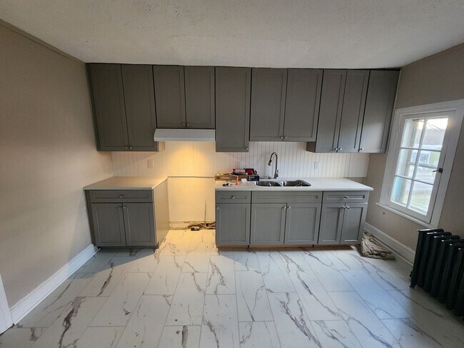 Building Photo - 651 Lincoln Way W