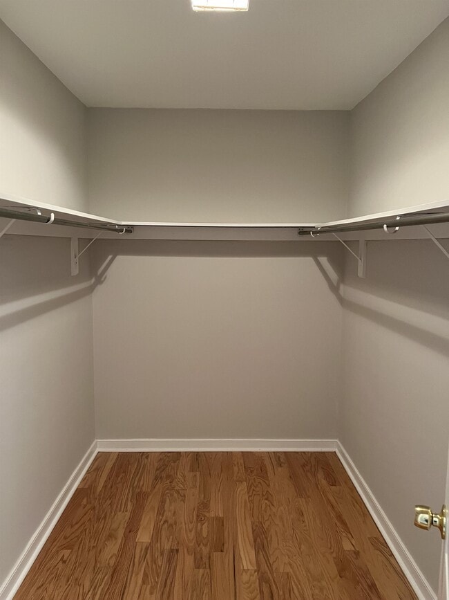 Building Photo - 980 Sutton Ct