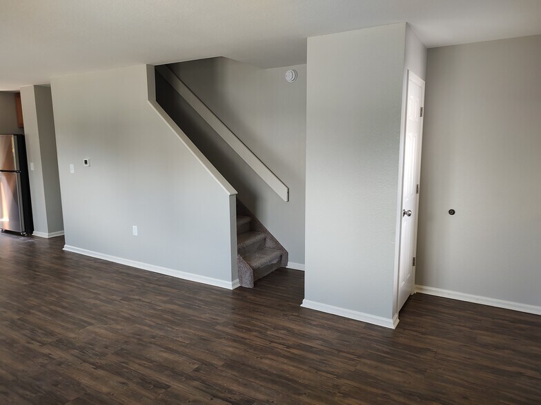 Building Photo - 518 W South Boulder Rd