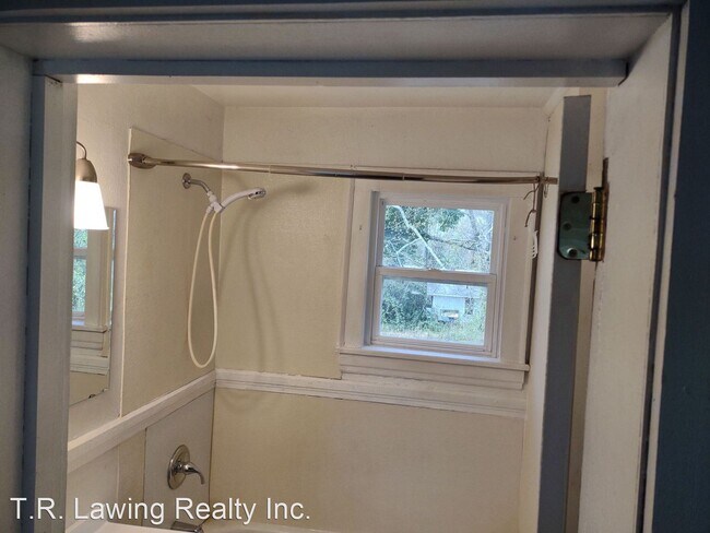 Building Photo - 2 br, 1.5 bath House - 234 Chestnut Street