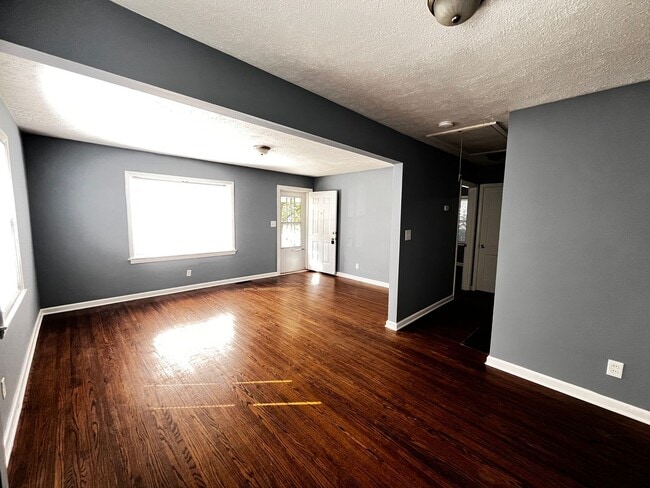 Building Photo - 2 Bedroom Home Dixie High Way