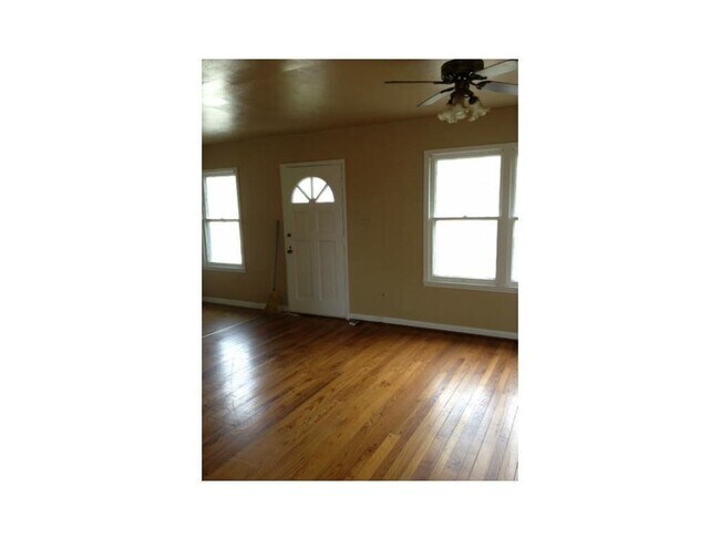 Building Photo - 301 Primrose Dr