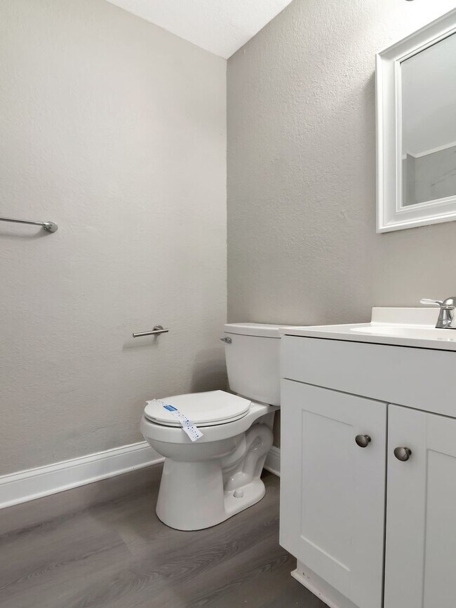 Building Photo - Fully Renovated 3-Bedroom, 2-Bath Rental in Bradenton, FL — $1,895/Month with Pest Control, Trash...