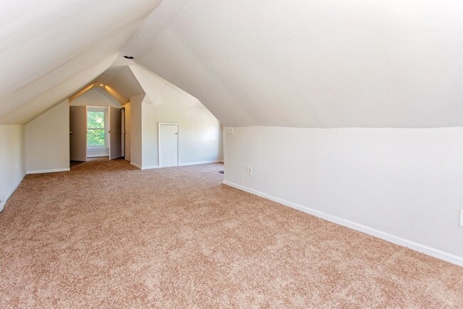 Building Photo - BOND HILL-  3 STORY 3 BEDRM 2 FULL BATH OPEN FLOOR PLAN w GARAGE
