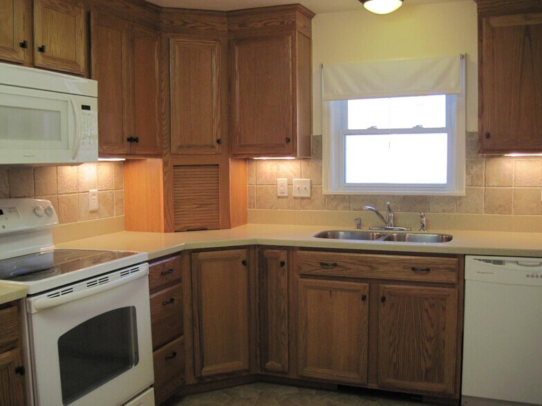 Building Photo - 322 N Titus Ave