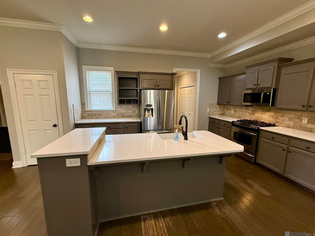 Building Photo - 10408 Springtree Ave