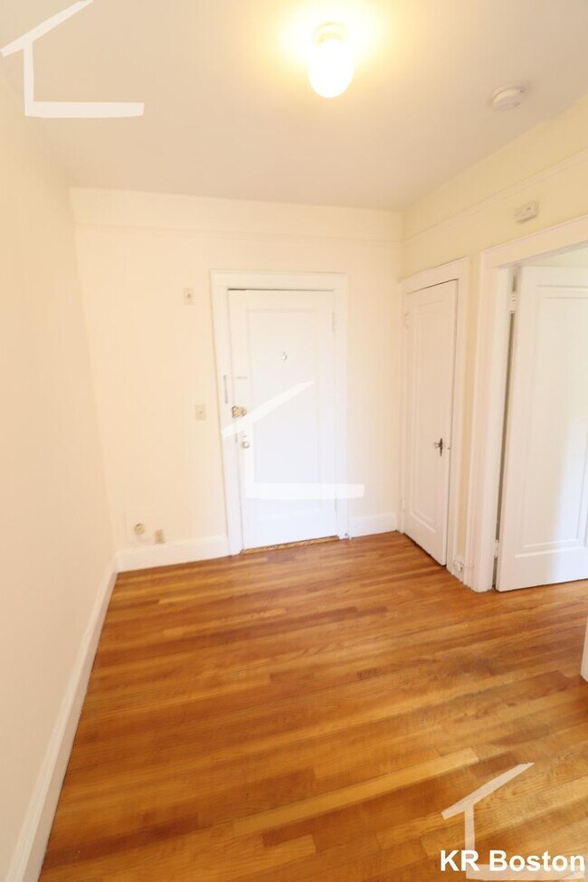 Building Photo - Beautiful 1Br/1Bth apartment! Heat/Hot Water inc.  Must see!