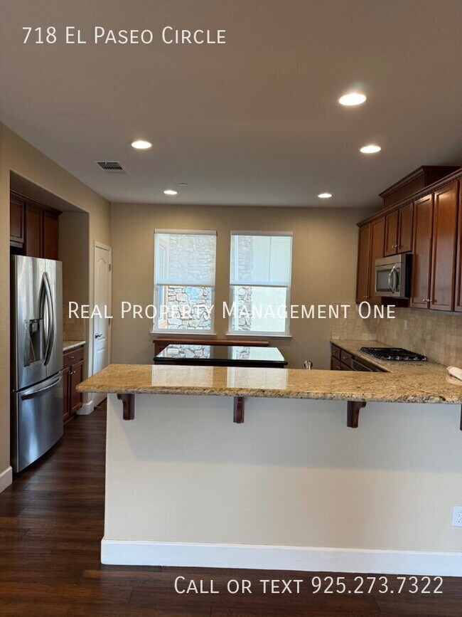 Building Photo - 718 El Paseo Cir