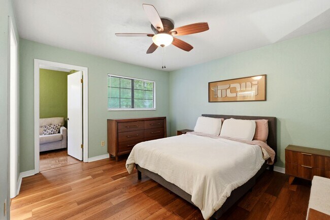 Building Photo - Rockwood Villa 2 bedroom 2 1/2 bath condo