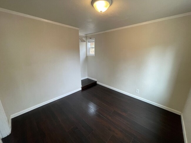 Building Photo - 2bdrm, 2 bath, located just minutes from d...