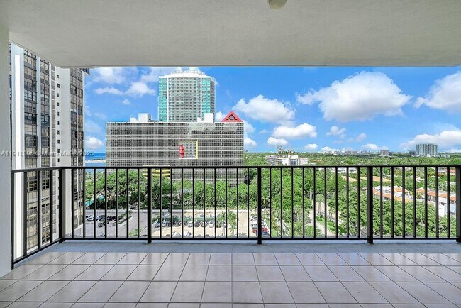 Building Photo - 1915 Brickell Ave