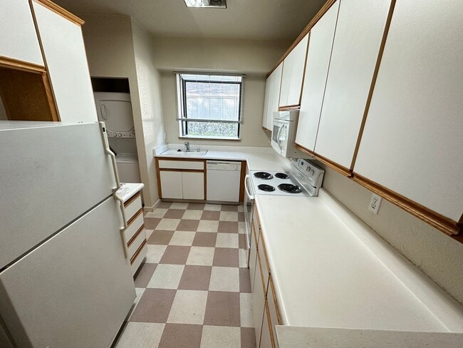 Building Photo - 2 Bed 2 Bath Condo In Walnut Creek (W/ Garage)