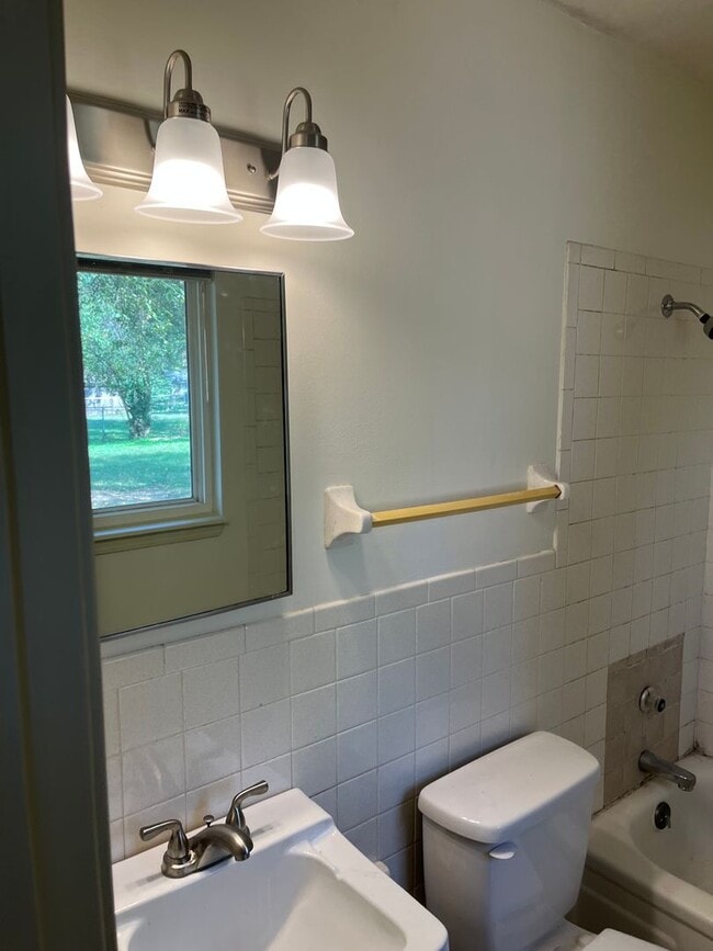 Building Photo - Spacious 3 bedroom house in SW Springfield!