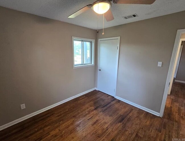 Building Photo - 314 N Oak St