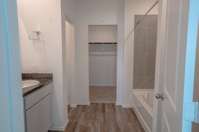 Building Photo - 5746 Hampton Vly Dr