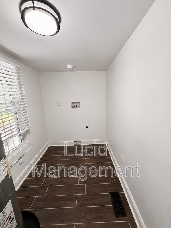 Building Photo - 1221 Vim Dr
