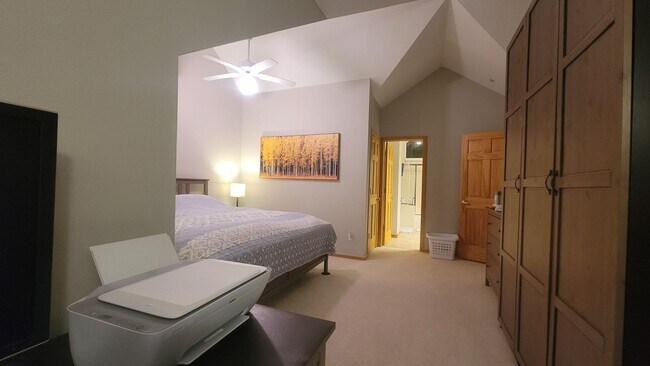 Building Photo - Spacious Townhome with Amazing Views