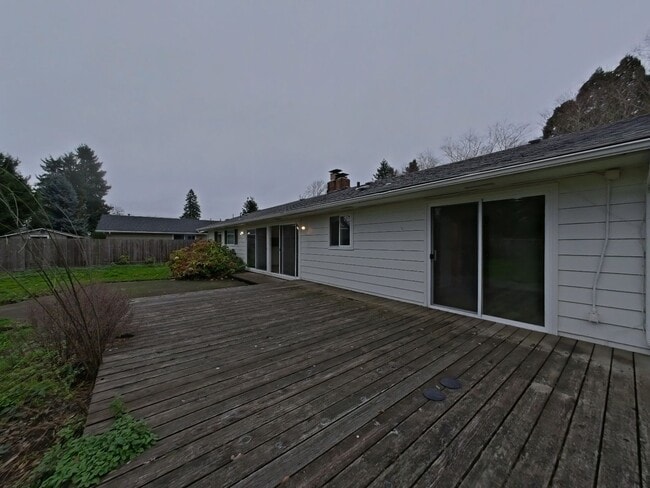 Building Photo - 3 Bedroom Family Home in the Harlow Street Bridge Area