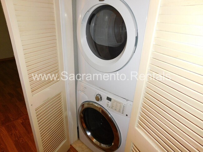 Building Photo - Wonderful 2bd/1+ba South Natomas Condo in Gated Community