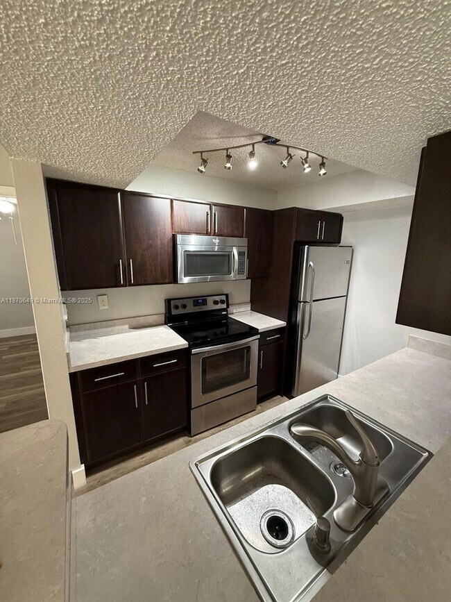 Building Photo - 15600 SW 106th Ln