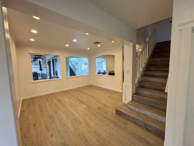 Building Photo - Spacious 7-bedroom, 4-bath single-family residence in Ewa Beach