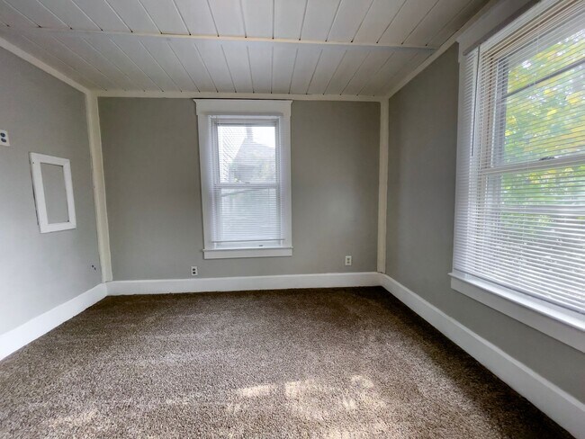 Building Photo - PRELEASING for AUGUST! Convenient Campus Living | 4BR with Fenced Yard & Covered Parking