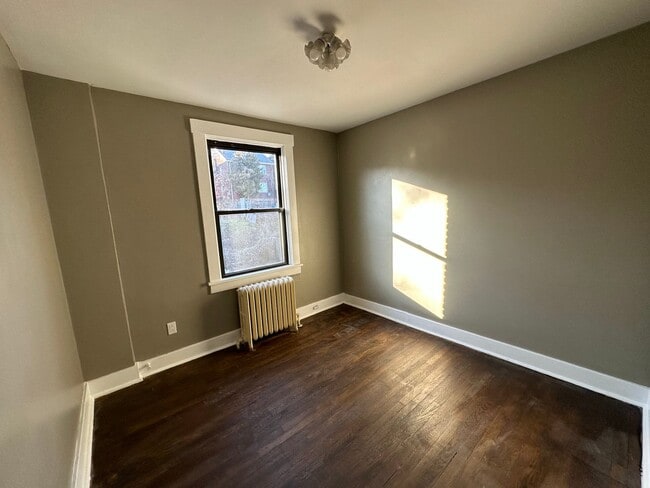 Building Photo - 2 Bed, 1 Bath Home in Greenfield - Convenient Location, Bonus Room - Available May 2026