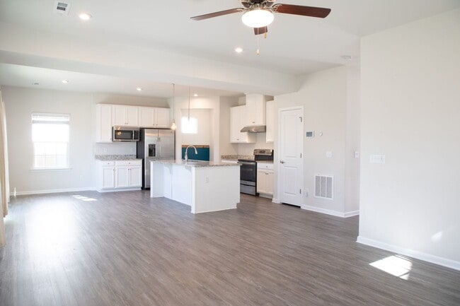 Building Photo - 4 Bedroom, 2.5 Bath Home w/ Fenced Backyard and 2 Car Garage