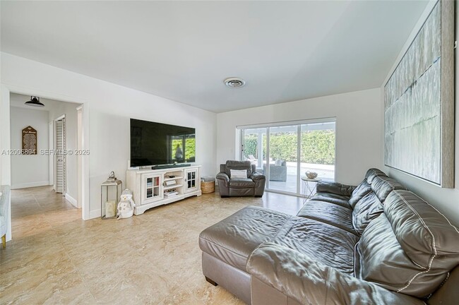 Building Photo - 10600 SW 80th Ct