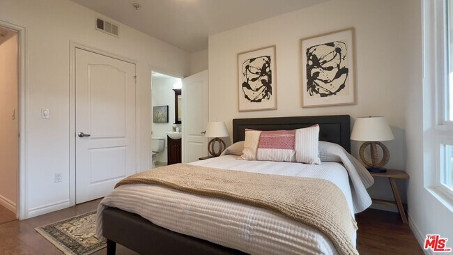 Building Photo - 5633 Carlton Way