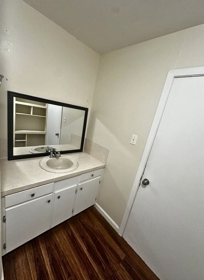 Building Photo - Cozy Charming Country Home