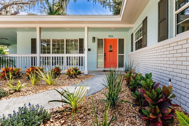 Building Photo - Completely Renovated 3/2 in Lake Conway Es...