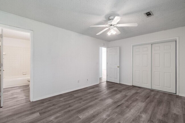Building Photo - Spacious duplex in Fayetteville!
