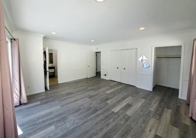 Building Photo - Spacious 2 bed + Office space, 1692sqft Ho...