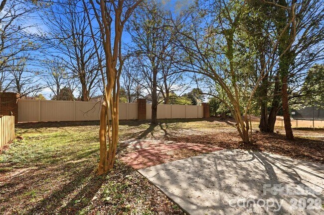 Building Photo - 2443 Normancrest Ct
