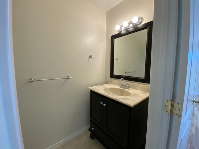 Building Photo - Bright and Spacious 2 Bed/1.5 Bath South O...