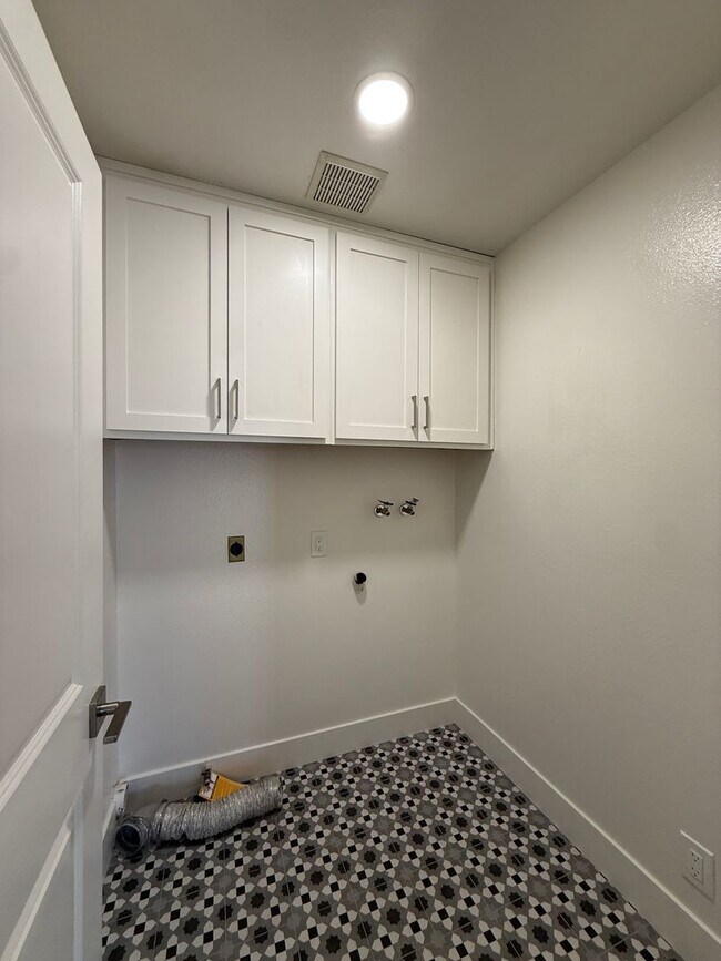 Building Photo - 1120 Village Dr