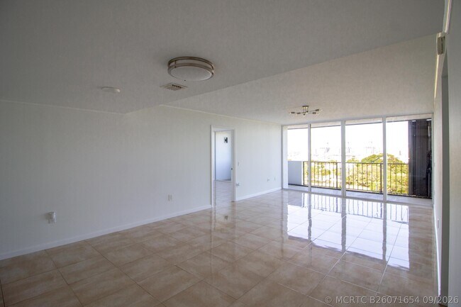 Building Photo - 5600 N Flagler Dr