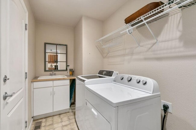 Building Photo - 8100 Lighthouse Ln