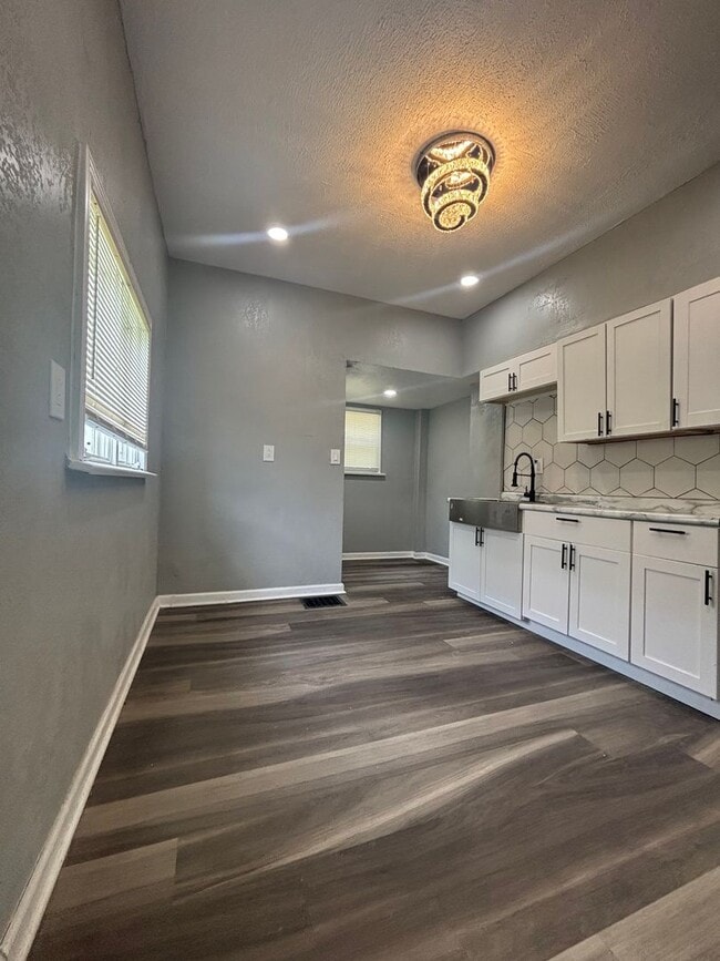 Building Photo - 13721 Beachwood Ave