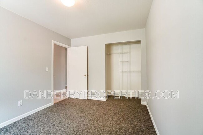 Building Photo - 3704 Willow Run Dr