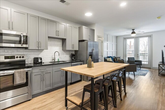 Building Photo - 2039 Woodburn Ave