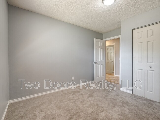 Building Photo - 3900 Hiddleston Cir