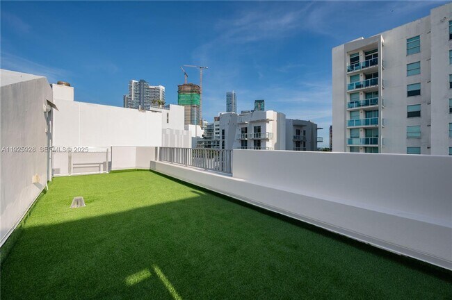 Building Photo - 1712 SW 2nd Ave