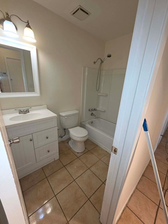 Building Photo - 2 bed Duplex Unit in NE Pensacola off N Davis Highway