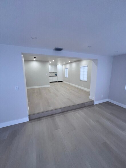 Building Photo - 160 E 34th St